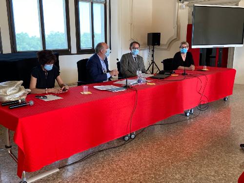 Il vicegovernatore con delega alla Salute, Riccardo Riccardi, nel corso dell'incontro dell'assemblea dei sindaci dell'ambito Valli e Dolomiti friulane svoltosi a Spilimbergo nella sala degli stucchi di palazzo Tadea